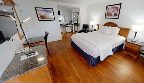 Standard Room, 1 King Bed Ground Floor (1 King Bed Nonsmoking)