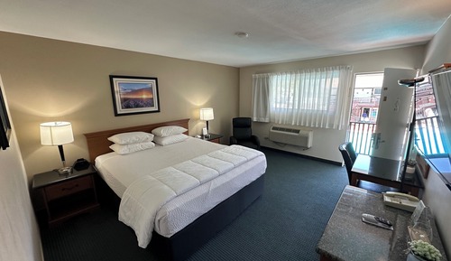 Standard Room, 1 Queen Bed Upstairs (1 Queen Bed Nonsmoking)