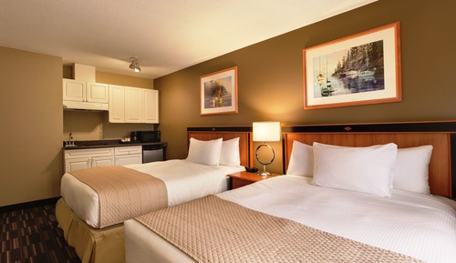 2 Queen Beds + Kitchenette Non-pet friendly