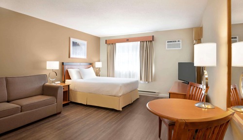 1 Queen Bed (Pool Level) Pet friendly