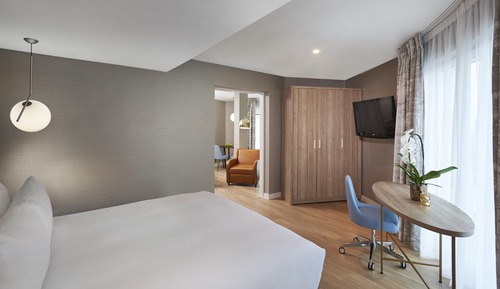 Suite, 1 Queen Bed, City View