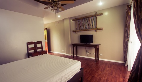Standard Room, 1 Queen Bed, Partial Ocean View