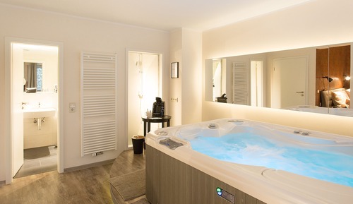 Deluxe Double Room (with Private bathroom and whirlpool)