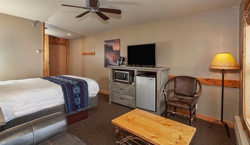 Standard Room, 1 Queen Bed, Lake View