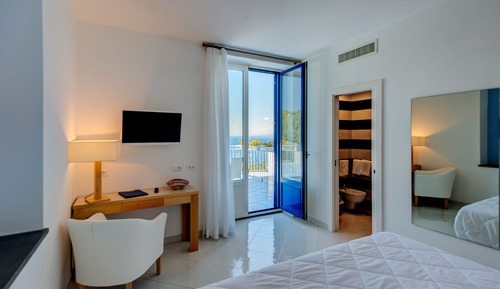 Premium Room, 1 King Bed, Hot Tub, Sea View