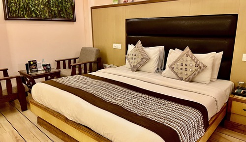 Deluxe Double Room, 1 Queen Bed, Business Lounge Access, Mountain View