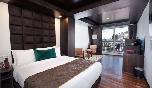 Premium View Room with Balcony & Bathtub