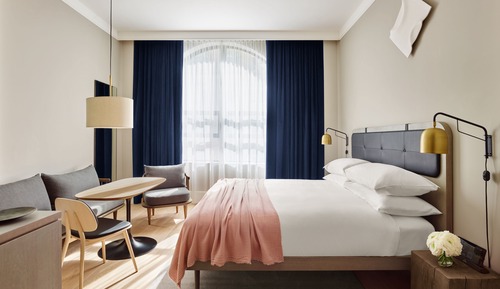Deluxe Room (Howard)