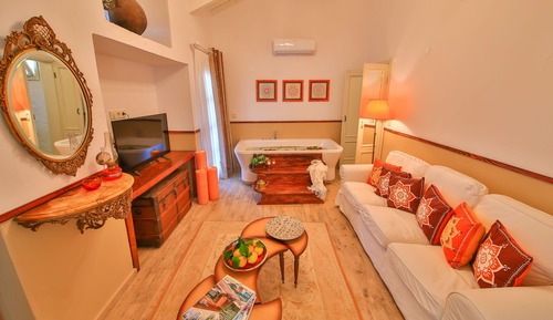 Deluxe Suite, 1 Queen Bed, Jetted Tub