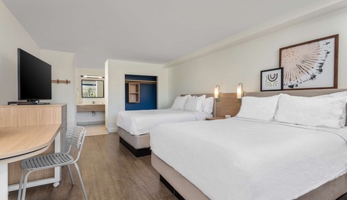 Room, 2 Queen Beds, Accessible, Bathtub
