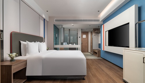 1 King Bed Standard City View Non-Smoking