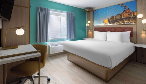 Suite, 1 King Bed with Sofa bed, Non Smoking