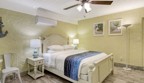 Grand Studio (1 Queen Bed)
