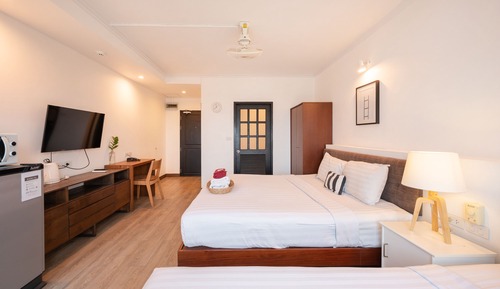 Family Room, Refrigerator & Microwave, City View