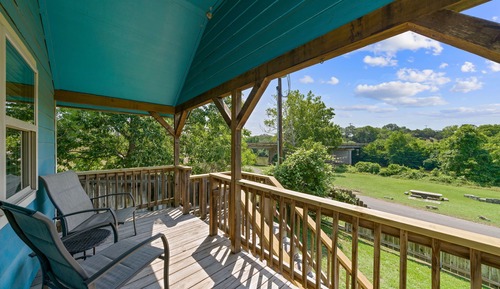 Luxury Cottage, River View (Blue Retreat)