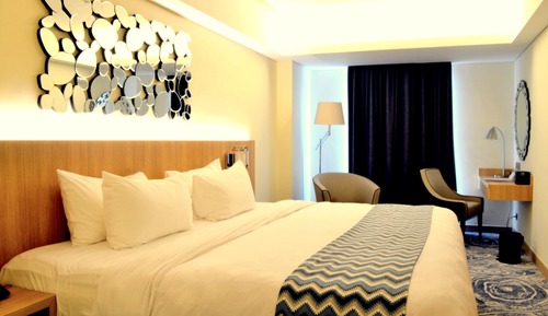 Deluxe King Bed with Breakfast 