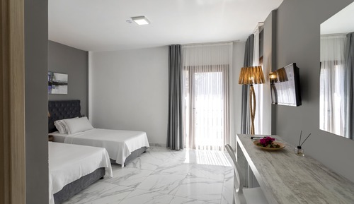 Standard Room, 1 Queen Bed, Balcony