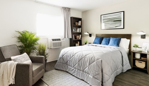 Premium Room, 1 Queen Bed, Roll-in Shower