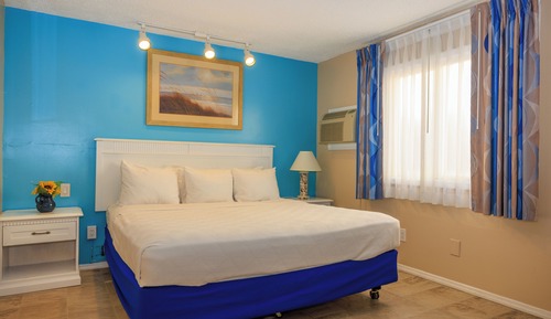 2 Rooms, 2 Queens and 1 King Bed