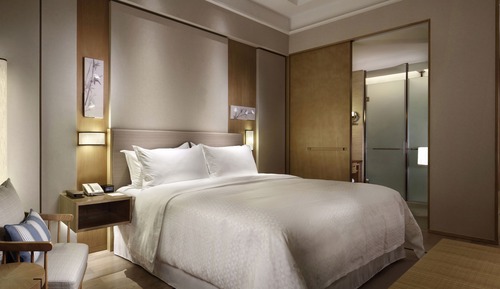 Room, 1 King Bed, Balcony, Mountain View