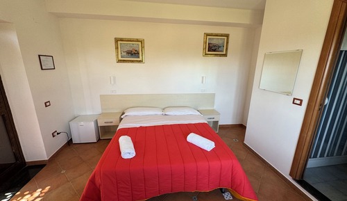 Deluxe Double Room, 1 Queen Bed, Ensuite, Garden Area