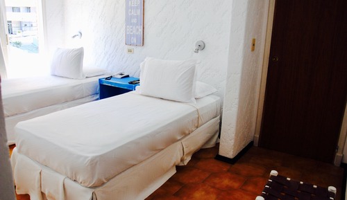 Twin Room (Blu)