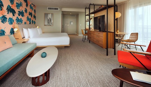Deluxe Suite, 1 King Bed, Non Smoking, Balcony (Corner)