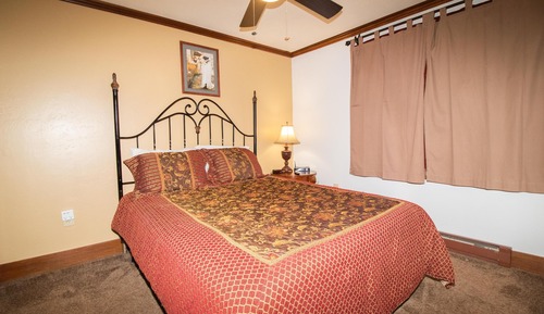 Classic Condo, 1 Queen Bed with Sofa bed (ML217 Unique Condo Close to Village & Lift )