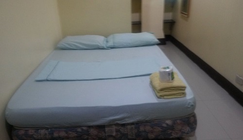 Economy Twin Room, 1 Queen Bed