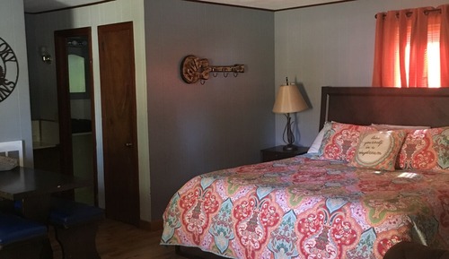 Barely Behavin' Studio Cabin, 1 King Bed, Hot Tub, Creekside