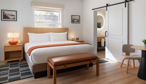 Deluxe Room, 1 King Bed, Courtyard View