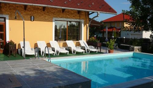 Apartment with Pool View 