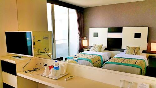 Standard Double or Twin Room with Side Sea View