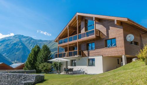 Apartment with Mountain View