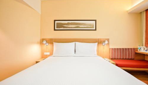Standard Queen Room 