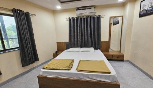 Deluxe Double Room (2 Adults + 1 Child)