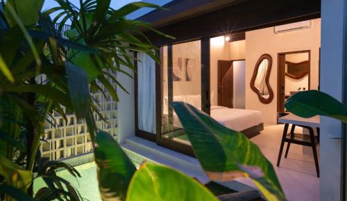 Queen Room with Pool View