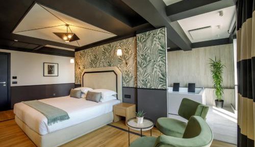 Deluxe Suite with Spa Bath