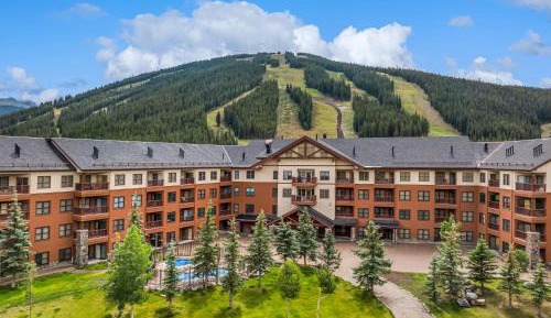 Apartment with Mountain View