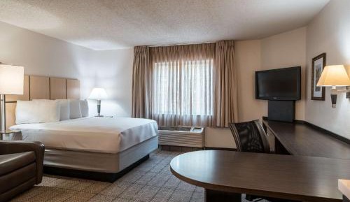 Queen Studio Suite with Bathtub - Mobility Accessible