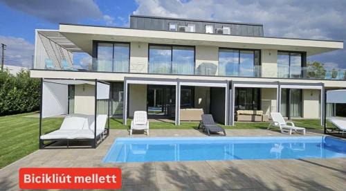 Apartment with Pool View 
