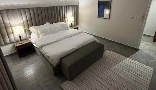 One-Bedroom Loft Apartment with One Queen Bed
