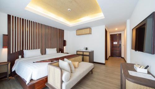 Deluxe King Room with Pool Access - Non-Smoking