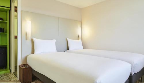 Pop room with 2 single beds
