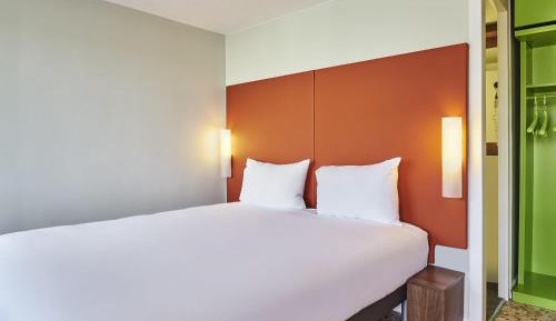 Pop Room with a double bed