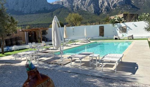 One-Bedroom Apartment with Pool View
