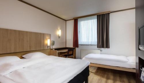 Standard Room with One Double Bed and One Single Bed
