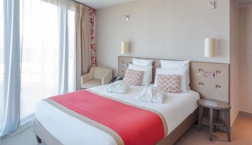 Junior Queen Suite