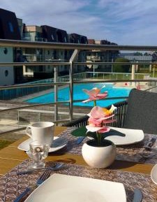 Apartment with Pool View 