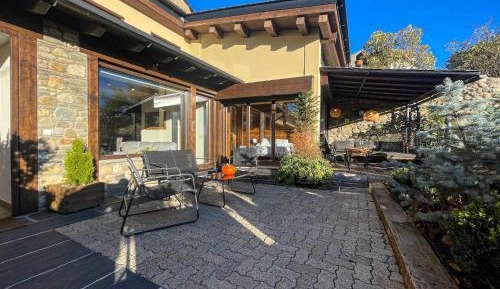 Apartment with Mountain View